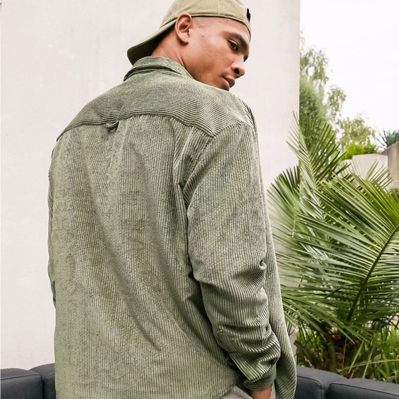 ASOS DESIGN oversized 90s style cord shirt in sage green - Picture 3 of 9